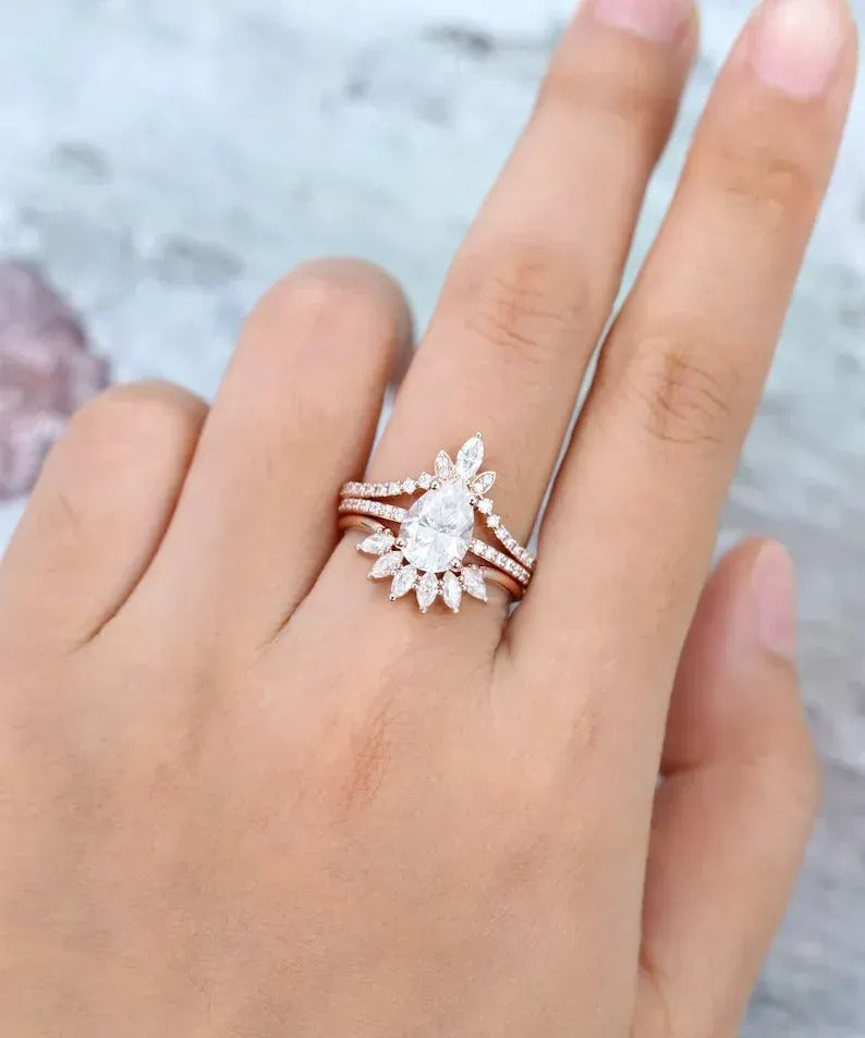 2.70 Ct Lab Grown Pear Diamond 14k Yellow Gold E-F Color VVS1 VS1 IGI Certified Ring With Double Bend